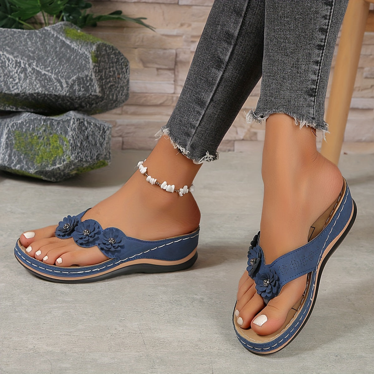 Sandales Nietta compensées à fleur décorative pour femme, vue rapprochée