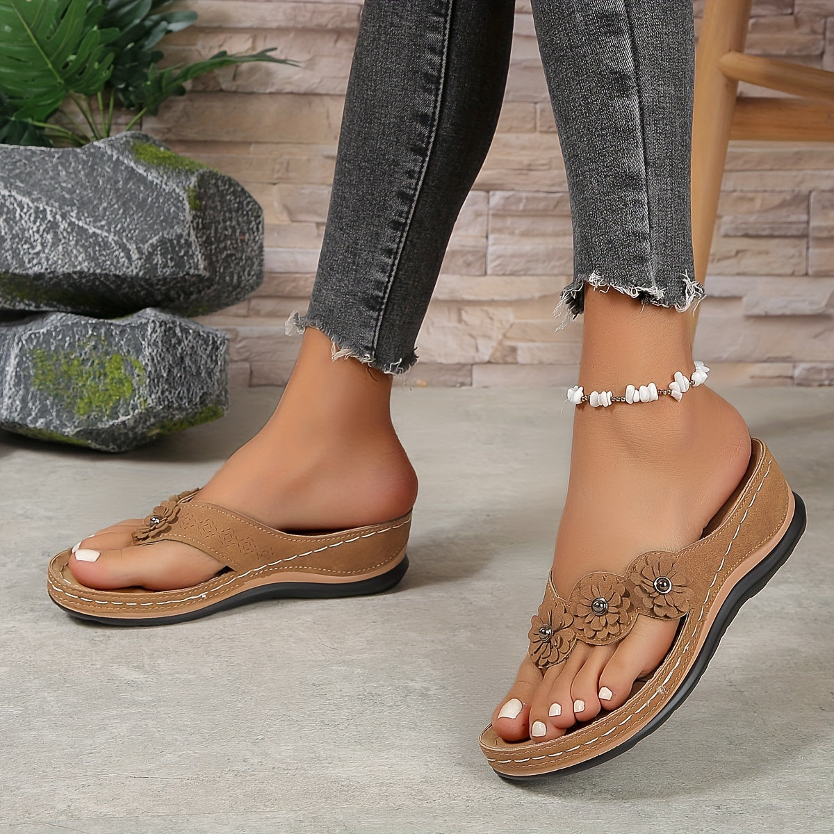 Sandales Nietta compensées à fleur décorative pour femme, vue de profil