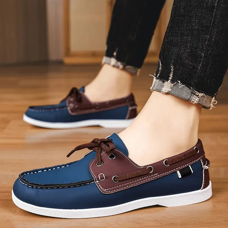 Chaussures bateau Corentin en éco-cuir pour homme, gros plan sur l'éco-cuir bicolore