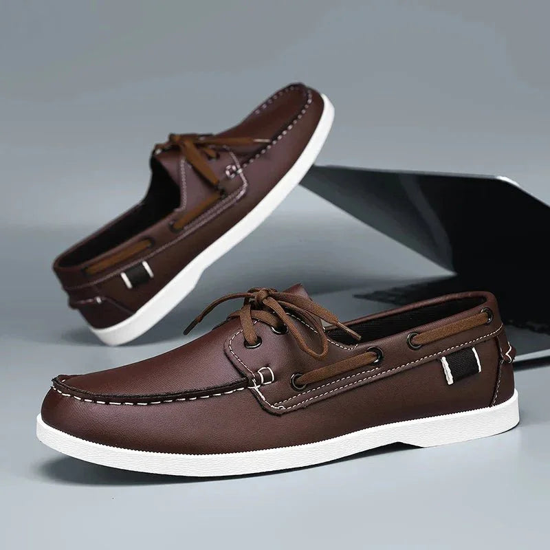 Chaussures bateau Corentin en éco-cuir pour homme, détail des lacets et œillets métalliques