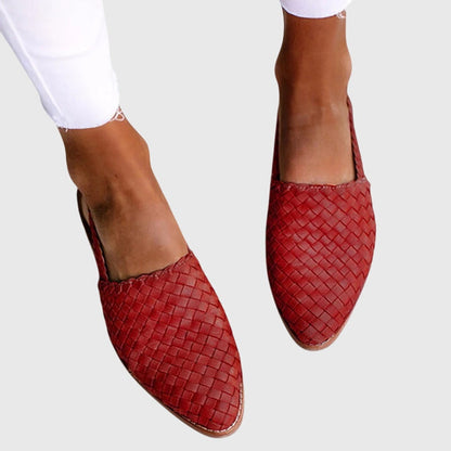 Sandale plate Solène en cuir tressé à la main, coloris rouge